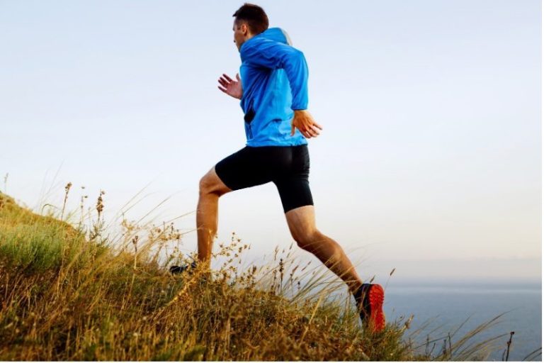 Photo man running uphill