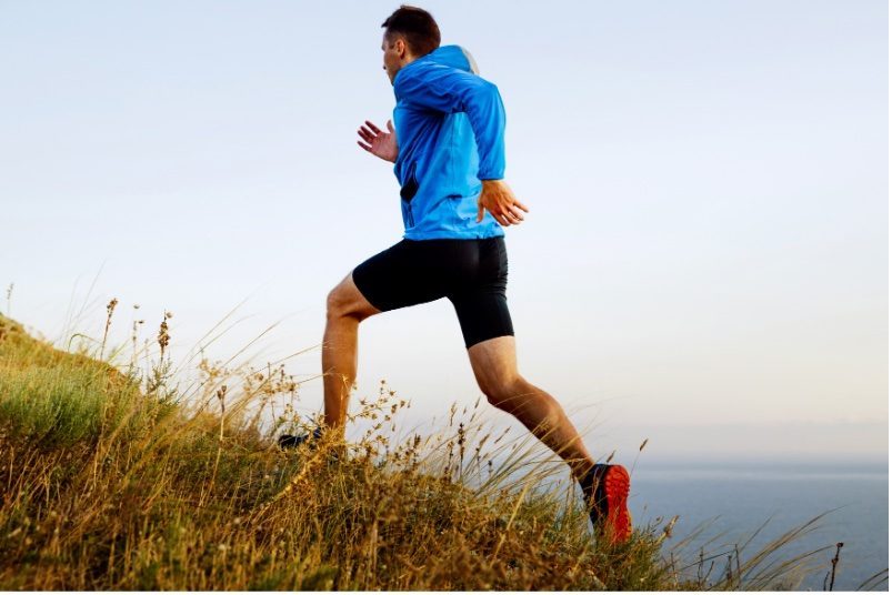 Photo man running uphill